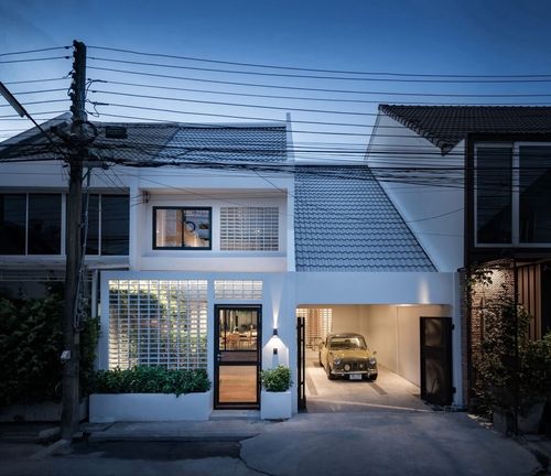 One of the most sought after area in Bangkok, easily traveling to Ekamai-Thonglor , near exit and entrance of the expressway 