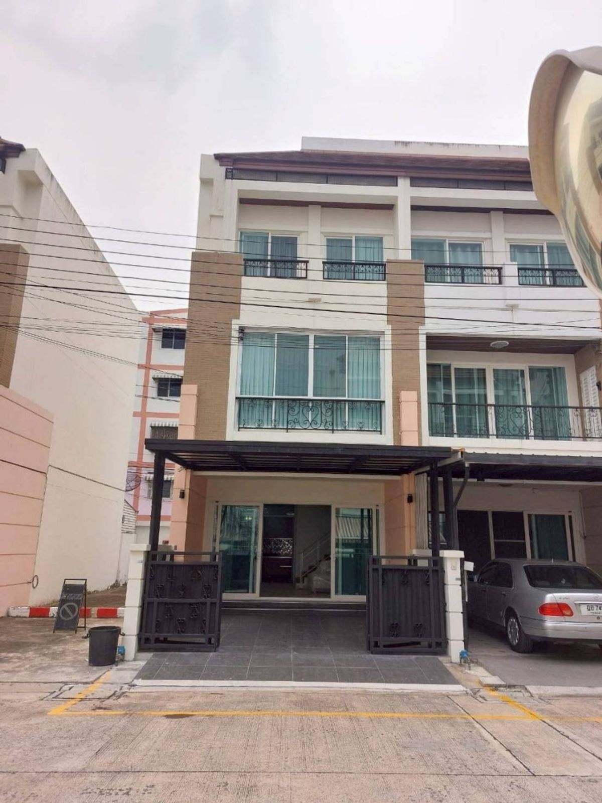 Twin house for rent Baan Klang Mueang Di Iditation Suksawat - Rama 3, near King Mongkuts University of Technology Thonburi, only 5 minutes