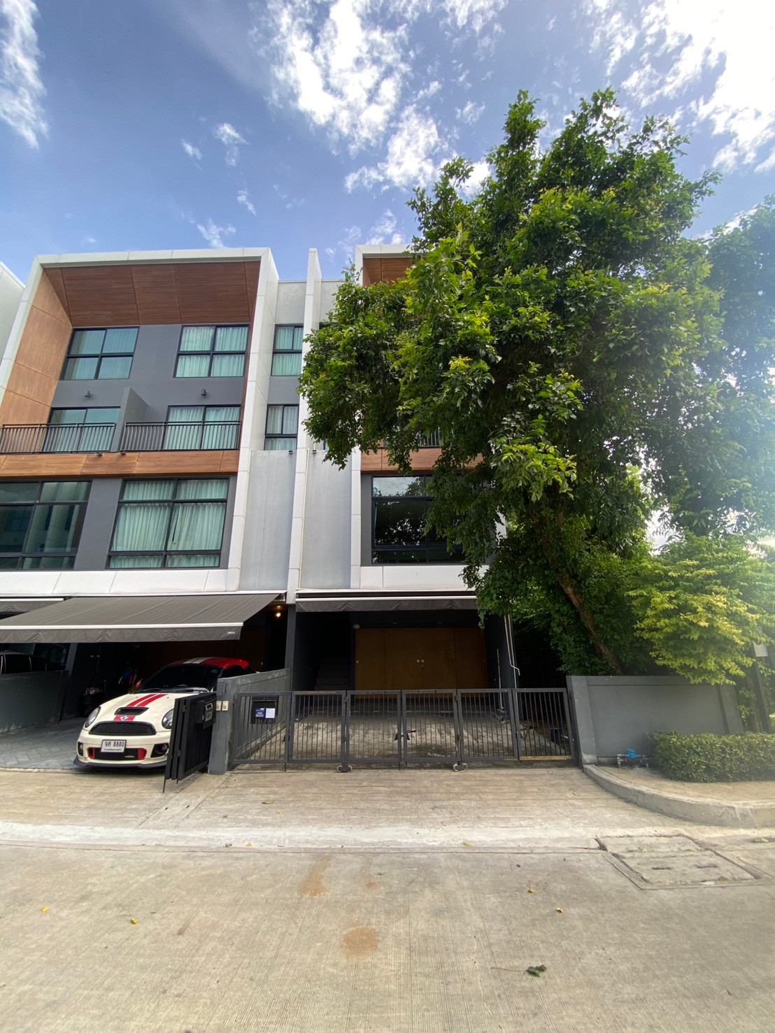 Luxurious townhome for sale, Arden, Phatthanakan 20 - after the 3.5 corner near the expressway and electric train. Project: Arden Phatthanakan Luxurious townhome for sale, Arden, Phatthanakan 20 - after the 3.5 corner near the expressway and electric train. Project: Arden Phatthanakan