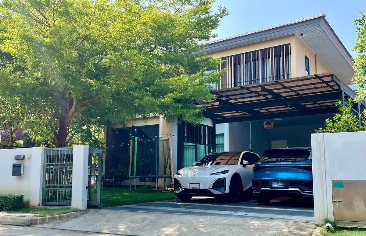 📌 Luxury Large Single House for Sale in Burasiri Rangsit, Corner Plot, 90 sq.wah (360 sqm), 4 Bedrooms, 5 Bathrooms, 1 Maid’s Room. Special Price: Only 10.5 Million Baht! (from original 11.7 MB) 📌 Luxury Large Single House for Sale in Burasiri Rangsit, Corner Plot, 90 sq.wah (360 sqm), 4 Bedrooms, 5 Bathrooms, 1 Maid’s Room. Special Price: Only 10.5 Million Baht! (from original 11.7 MB)
