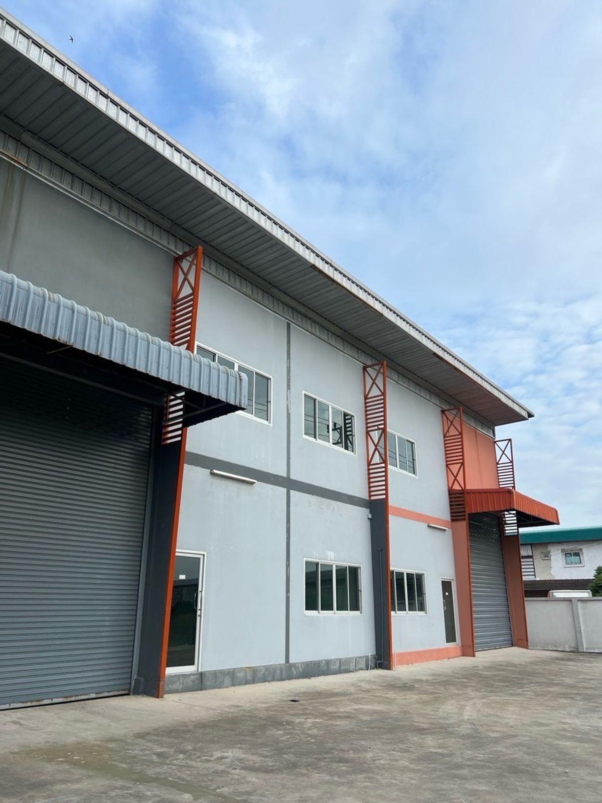 Urgent for rent with 2 -story office Samut Sakhon near Rama 2 line. Urgent for rent with 2 -story office Samut Sakhon near Rama 2 line.