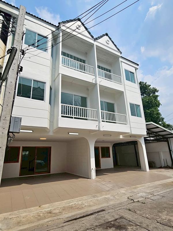 Beautiful minimalist 4-bedroom townhome in Soi Rewadee 73, near MRT.