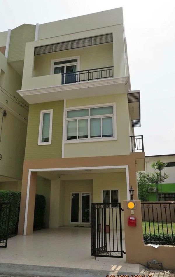 Townhome Suitable for Office, Located at the Entrance of Yothathikan Road, Ratchaphruek-Tha It