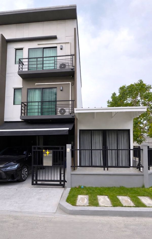 Newly Renovated Corner Townhome with Full Furnishings: 3 Bedrooms, 3 Bathrooms, 3 Stories 