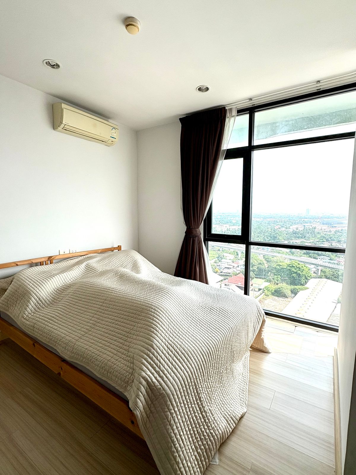 คอนโด ชั้น19 ห้องมุมวิวสวย ห้องใหญ่และ สภาพใหม่มาก