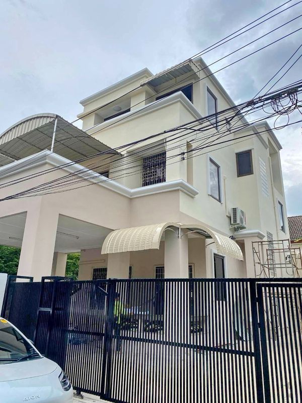 HK0213😊 For RENT 3-storey detached house 🚪4 Bedroom 🚄 Near MRT Sutthisan 🏢 Huai Khwang 🔔 House area: 67 sq.w. 🔔 Usable space: 307 sq.m. 💲 Rent: 38,000 ฿ 📞O99-5919653, O65-9423251✅Lineid: @Sureressence