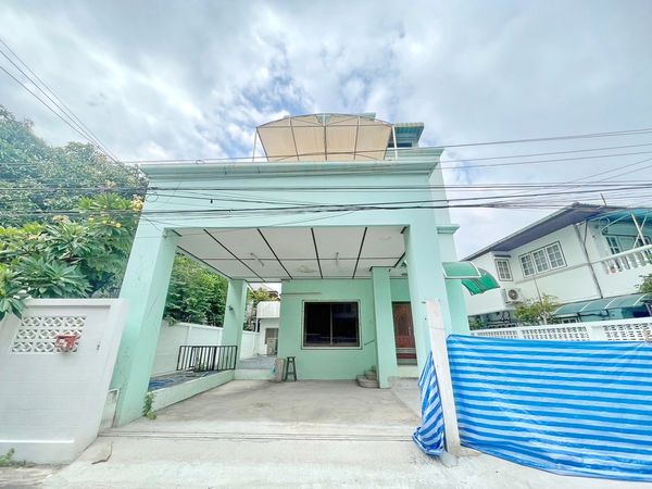 HK0213😊 For RENT 3-storey detached house 🚪4 Bedroom 🚄 Near MRT Sutthisan 🏢 Huai Khwang 🔔 House area: 67 sq.w. 🔔 Usable space: 307 sq.m. 💲 Rent: 38,000 ฿ 📞O99-5919653, O65-9423251✅Lineid: @Sureressence