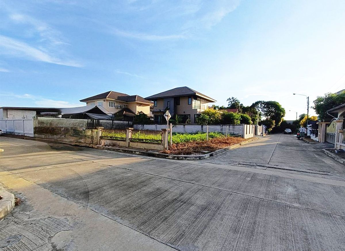 For inquiries, call: 064-789-4792 Empty land for sale, corner plot (there are 2 plots) in Wararom Village 69, along Klong Phasi Charoen Road, southern side, Nong Khaem District, near Sarasas Witaed Bang Bon School. For inquiries, call: 064-789-4792 Empty land for sale, corner plot (there are 2 plots) in Wararom Village 69, along Klong Phasi Charoen Road, southern side, Nong Khaem District, near Sarasas Witaed Bang Bon School.