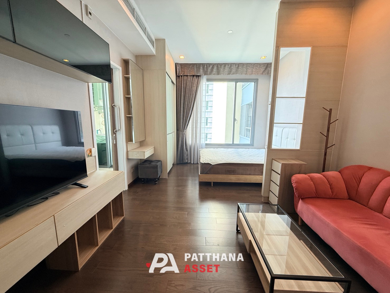 Q asoke luxury condo attached to MRT Asoke - complete with carrying the luggage in