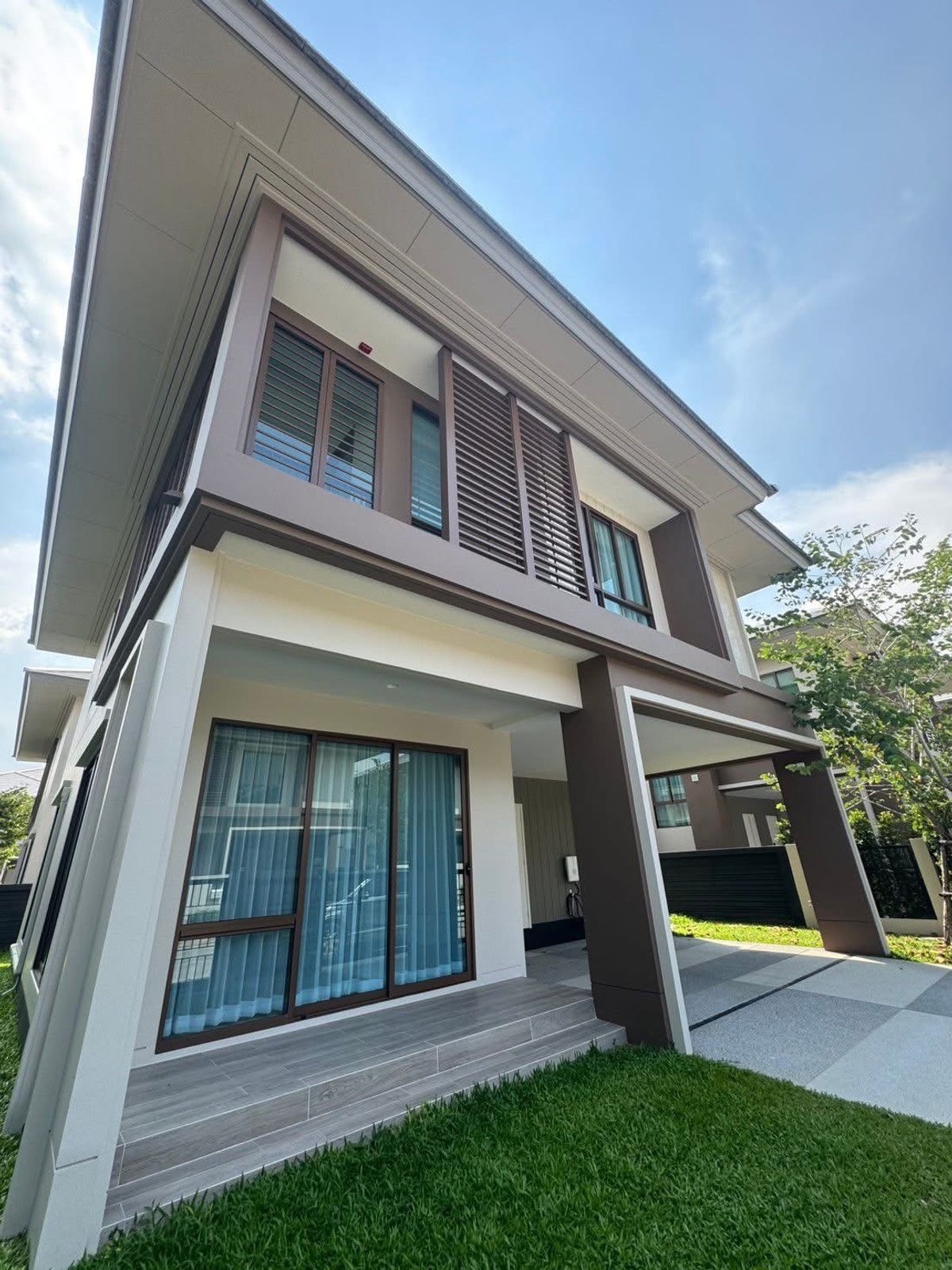 ♦ CALAMUS - A Type ♦ 2 ชั้น | ขนาดที่ดิน 57.00 ตร.ว. พื้นที่ใช้สอย 196.00 ตร.ม. | 4 ห้องนอน 4 ห้องน้ำ 2 ที่จอดรถ | ใกล้ โรงเรียนนานาชาติ แอ๊ดเวนต์รามคำแหง 6 นาที,โฮมโปร รามคำแหง 8 นาที., โรงพยาบาลรามคำแหง 8 นาที – รูปที่ 2