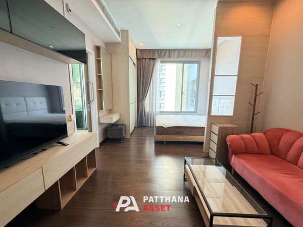 Q asoke luxury condo attached to MRT Asoke - complete with carrying the luggage in