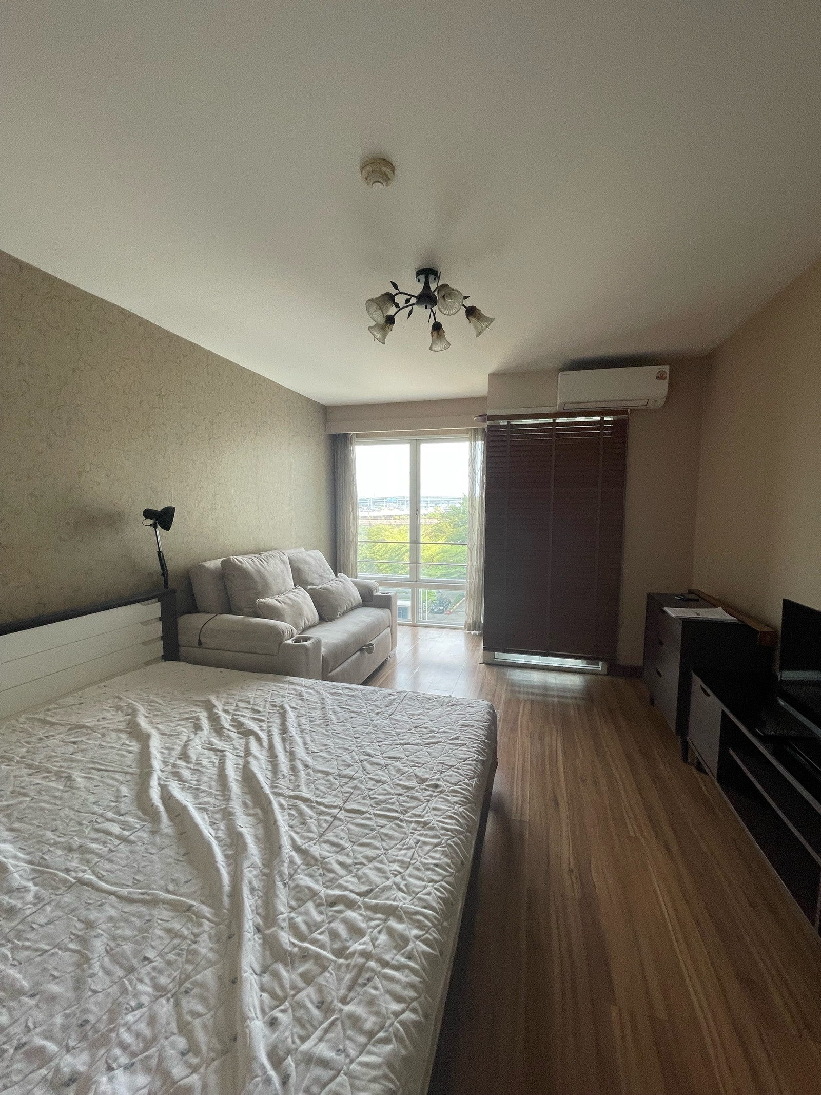 Urgent, special price, cheapest in the building, 5th floor, noisy side. Not next to the expressway, beautiful room, new air conditioner, MRT Orange Line in front of the condo, Airport link 2.2 Km.
