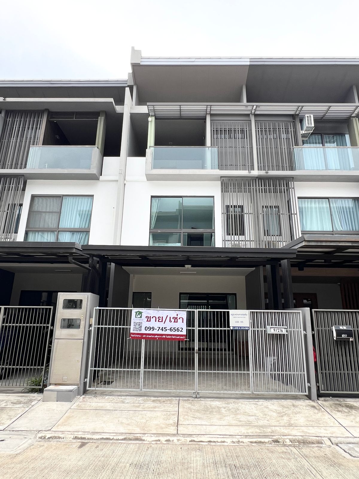 Luxurious Town sells The Landmark Ekkamai-Ram Inthra project from Land and House. The new Renovate house is ready. Luxurious Town sells The Landmark Ekkamai-Ram Inthra project from Land and House. The new Renovate house is ready.