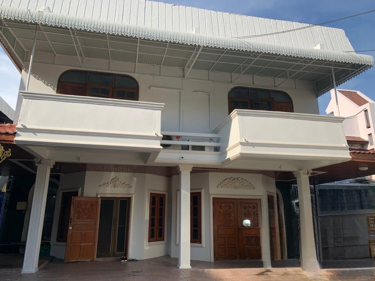 2 storey detached house for sale, Atthakrit Village, Arier Samphan Road There are 7 bedrooms, 4 bathrooms, 2 multi -purpose. Selling price 28 million homes