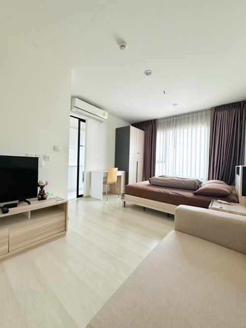 Life Asoke, a popular condo attached to MRT Phetchaburi - complete with carrying the bag! 