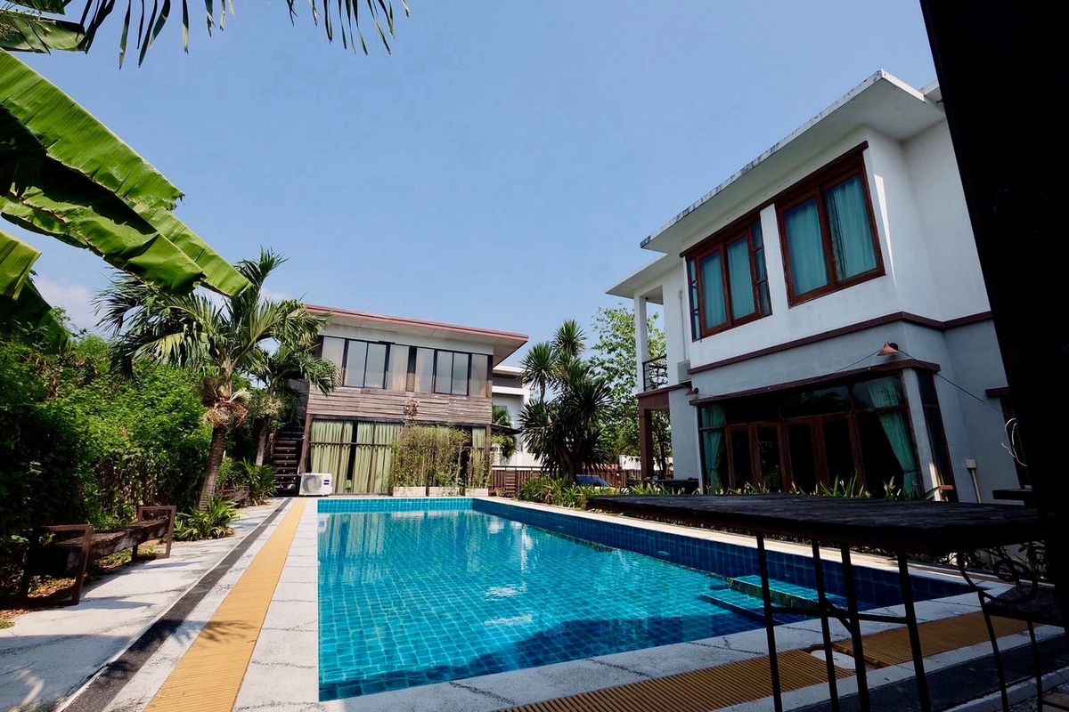 📢👇Spacious Detached House with Large Land Plot and Private Pool!Easy access via multiple routes, near expressway entrances/exits, and close to Central Eastville.