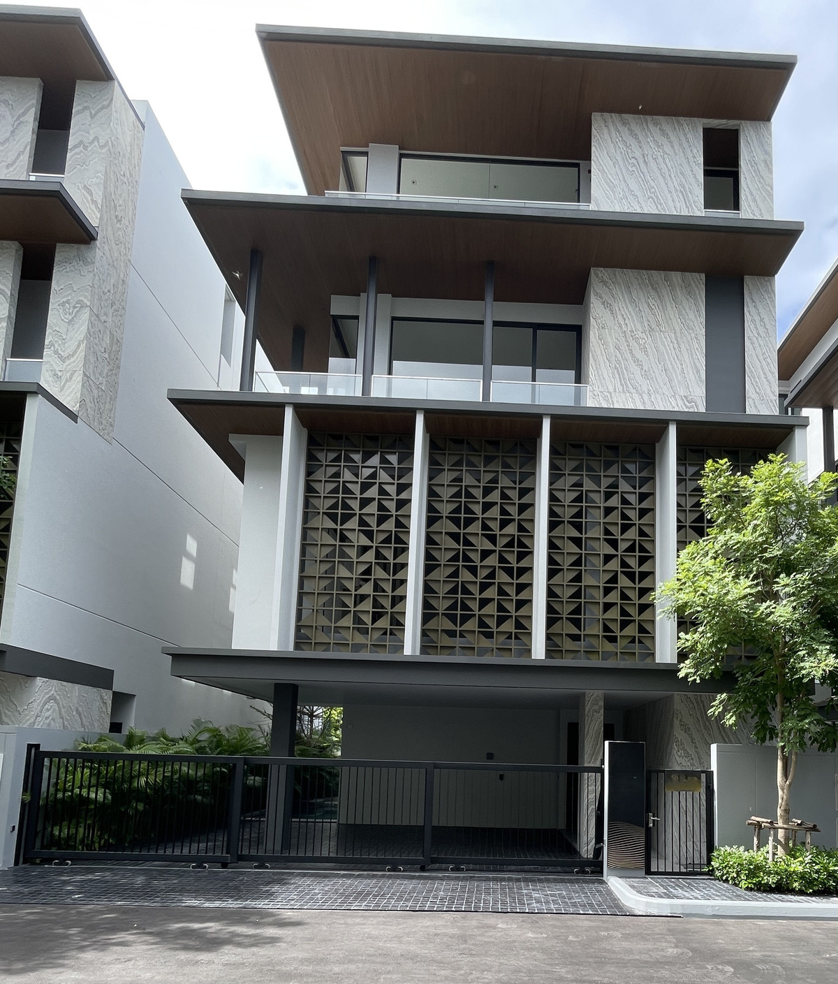 APEX house for sale (A-PEX) Artel Asoke-Rama 9, a 3.5-story detached house with private pool and elevator. Rama 9 golden location, responding to every large family lifestyle Surrounded by complete facilities