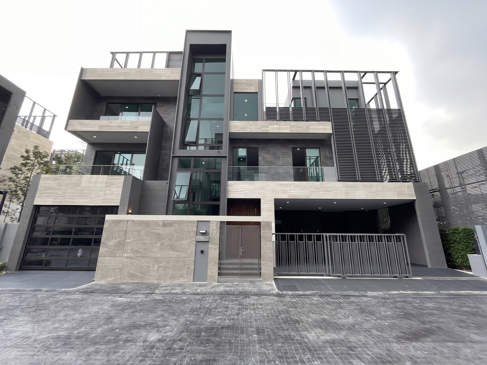 ขายบ้านเดี่ยว Ultra Luxury 3 ชั้น 95E1 เลียบด่วนเอกมัย-รามอินทรา 846 ตร.ม. สระว่ายน้ำส่วนตัว แอร์ทั้งหลัง ใกล้ทองหล่อ 15 นาที ด่วน! ขายบ้านเดี่ยว Ultra Luxury 3 ชั้น 95E1 เลียบด่วนเอกมัย-รามอินทรา 846 ตร.ม. สระว่ายน้ำส่วนตัว แอร์ทั้งหลัง ใกล้ทองหล่อ 15 นาที ด่วน!