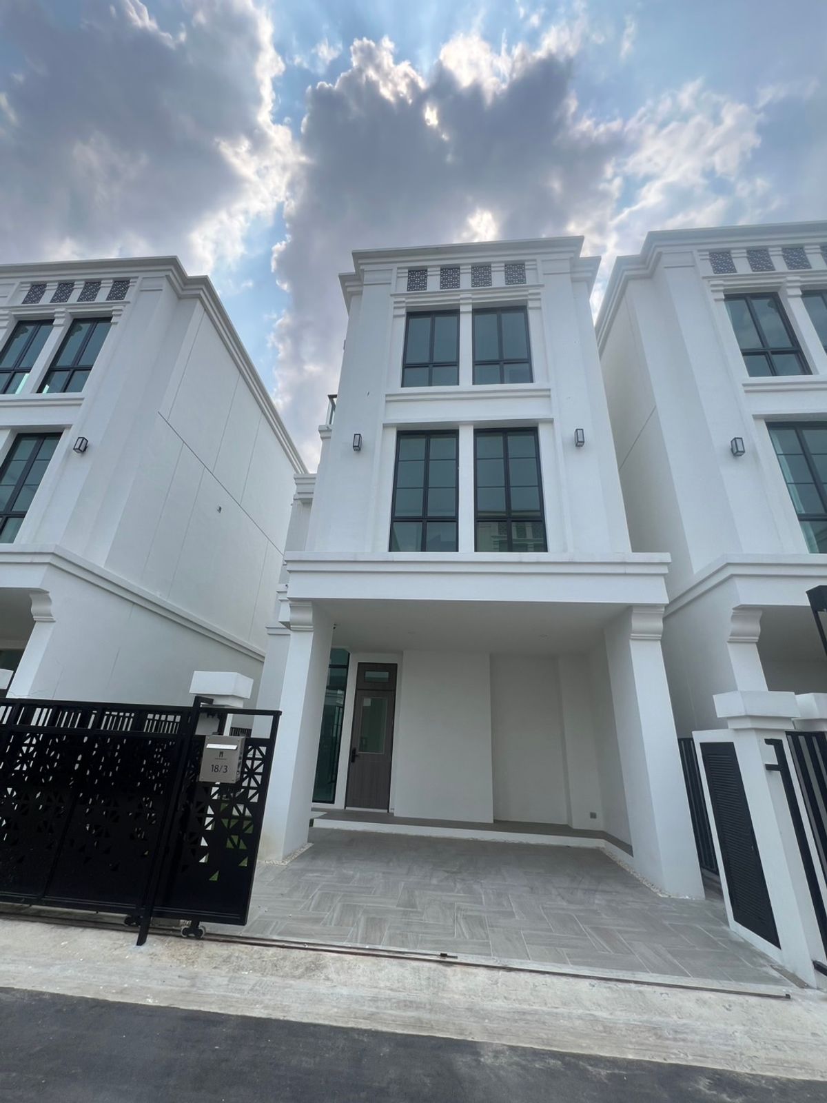 ♤ Modern Luxury Style Dethaed House ♤ 3 layers | Land size 44.90 sq.w., living space 327.85 sq.m. | 4 bedrooms, 5 bathrooms, 2 parking spaces | near Central Ladprao, SISB