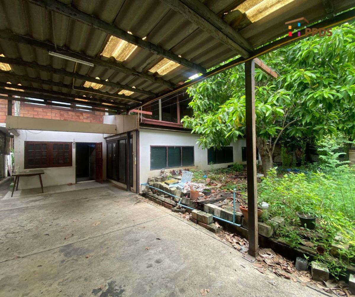 Land for sale with old houses In the heart of Sukhumvit 65 - Ekkamai 1 rai Land for sale with old houses In the heart of Sukhumvit 65 - Ekkamai 1 rai