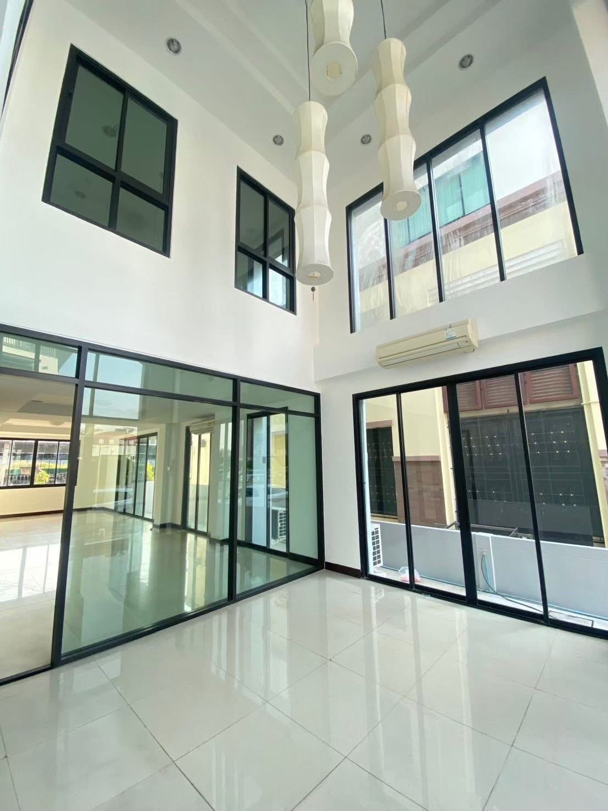  ♢ Prime Location Home Office ♢ 4 ชั้น ขนาดที่ดิน 83.50 ตร.ว. พื้นที่ใช้สอย 550.00 ตร.ม. | 2 ห้องนอน / 7 ห้องน้ำ / 8 ที่จอดรถ | ใกล้ MRT ห้วยขวาง – รูปที่ 2