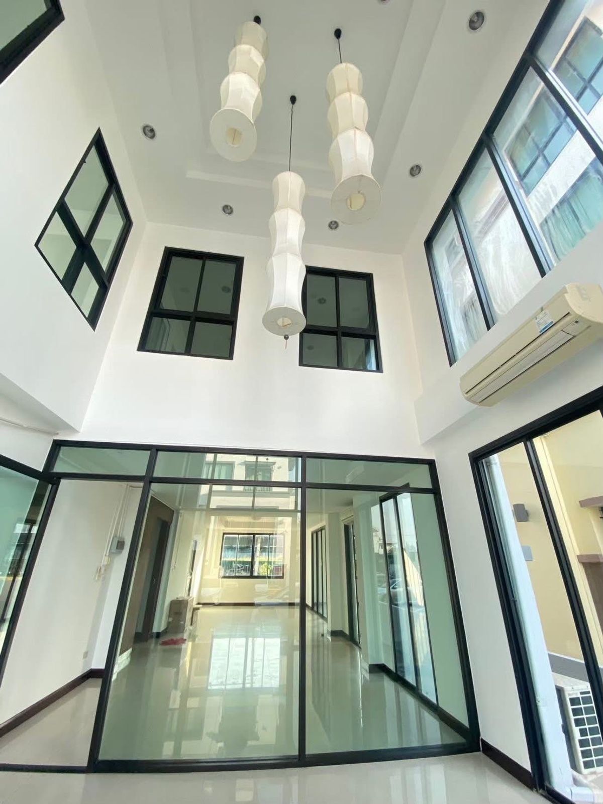  ♢ Prime Location Home Office ♢ 4 ชั้น ขนาดที่ดิน 83.50 ตร.ว. พื้นที่ใช้สอย 550.00 ตร.ม. | 2 ห้องนอน / 7 ห้องน้ำ / 8 ที่จอดรถ | ใกล้ MRT ห้วยขวาง – รูปที่ 3