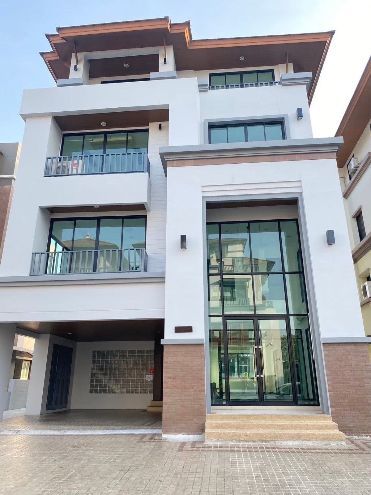 ♢ Prime Location Home Office ♢ 4 floors, land size 83.50 sq.w. Usable area 550.00 sq.m. | 2 bedrooms / 7 bathrooms / 8 parking | Near MRT Huai Khwang