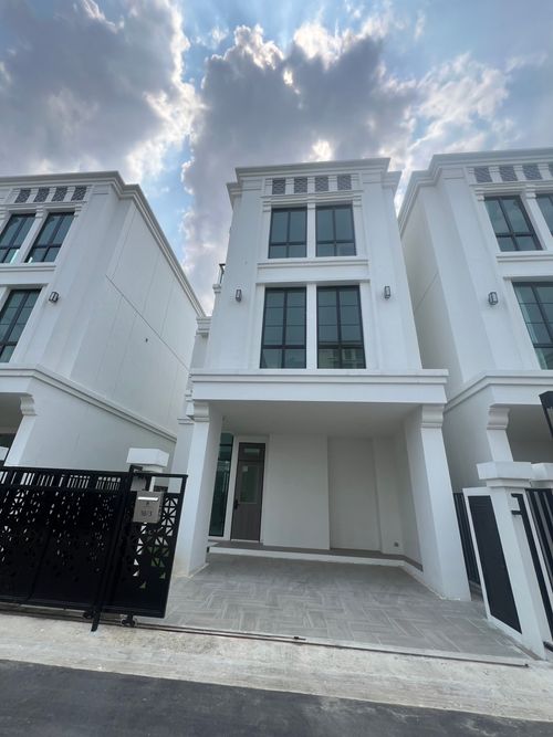 ♤ Modern Luxury style Detached House ♤ 3 ชั้น | ขนาดที่ดิน 44.90 ตร.ว. พื้นที่ใช้สอย 327.85 ตร.ม. | 4 ห้องนอน 5 ห้องน้ำ 2 ที่จอดรถ | ใกล้ Central ลาดพร้าว, SISB
