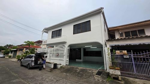 2-story detached house for rent, Lat Phrao area, good location (easy travel to the city center)