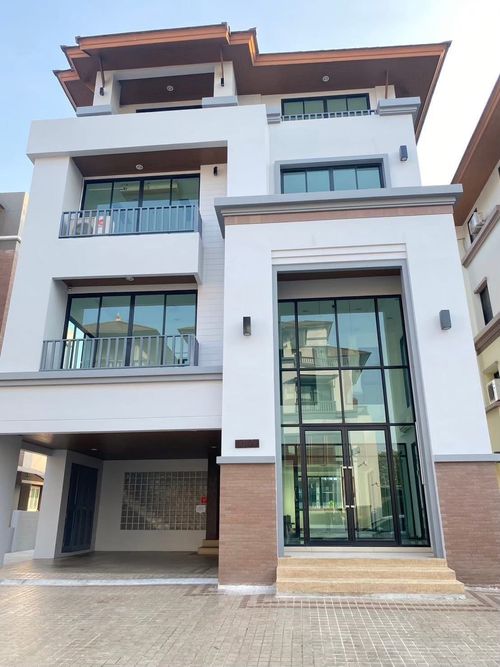 ♢ Prime Location Home Office ♢ 4 floors, land size 83.50 sq.w. Usable area 550.00 sq.m. | 2 bedrooms / 7 bathrooms / 8 parking | Near MRT Huai Khwang