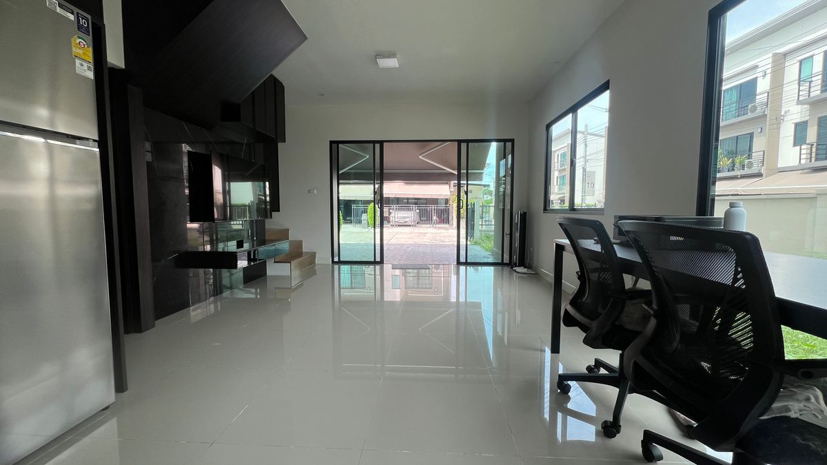 Selling at Loss corner unit with a garden – รูปที่ 2