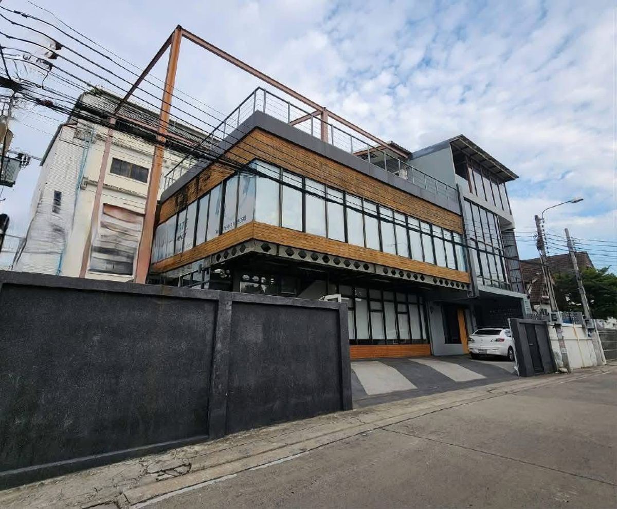  ♦ Rare Unit Office ♦ 3 ชั้น ขนาดที่ดิน 150.00 ตร.ว. พื้นที่ใช้สอย 700.00 ตร.ม. | 9 ห้องน้ำ 6 ที่จอดรถ | ใกล้ MRT กระทรวงสาธารณสุข – รูปที่ 2