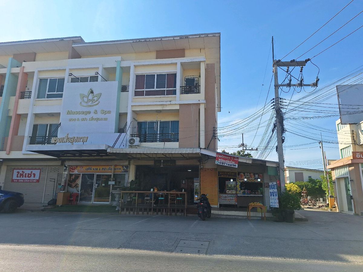 3 -storey commercial building for sale, good location on the road with a restaurant 3 -storey commercial building for sale, good location on the road with a restaurant
