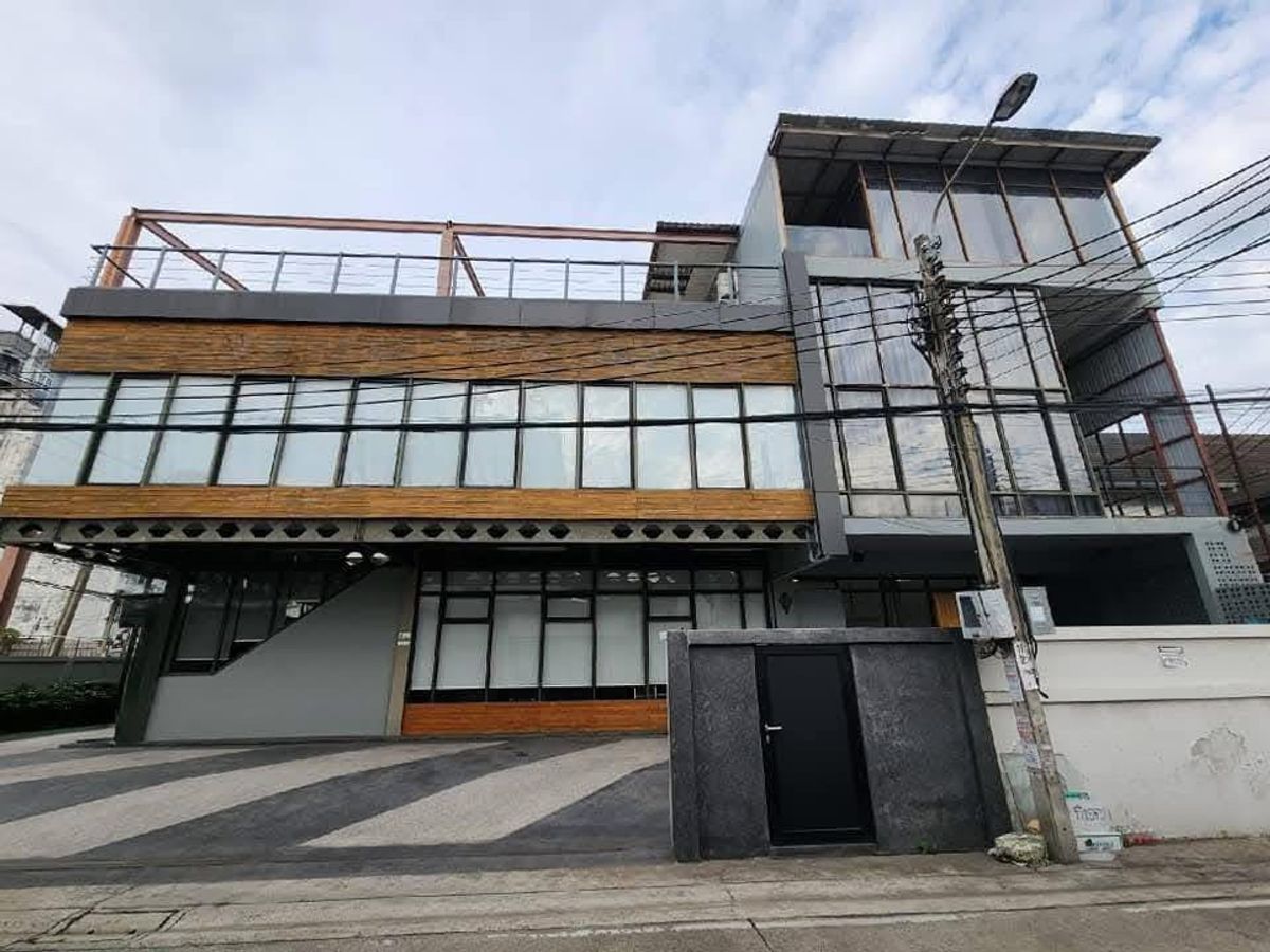  ♦ Rare Unit Office ♦ 3 ชั้น ขนาดที่ดิน 150.00 ตร.ว. พื้นที่ใช้สอย 700.00 ตร.ม. | 9 ห้องน้ำ 6 ที่จอดรถ | ใกล้ MRT กระทรวงสาธารณสุข