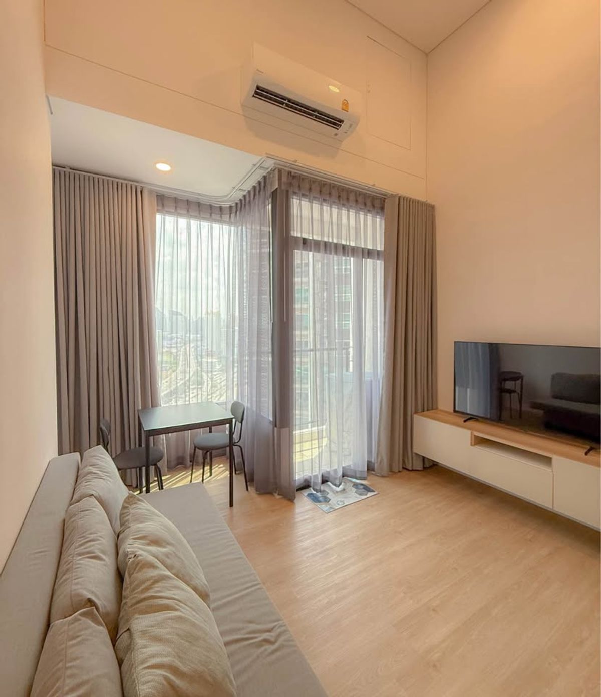 Landmark @mrta station (Siamese Rama 9) 💰 Rental price: 23,000 baht/month 📏 Size: 1 bedroom, 1 bathroom (37 sq.m.) 🏢 Floor: 17 📌 REF: T1787 📲 Line ID: @323GQMHO Landmark @mrta station (Siamese Rama 9) 💰 Rental price: 23,000 baht/month 📏 Size: 1 bedroom, 1 bathroom (37 sq.m.) 🏢 Floor: 17 📌 REF: T1787 📲 Line ID: @323GQMHO