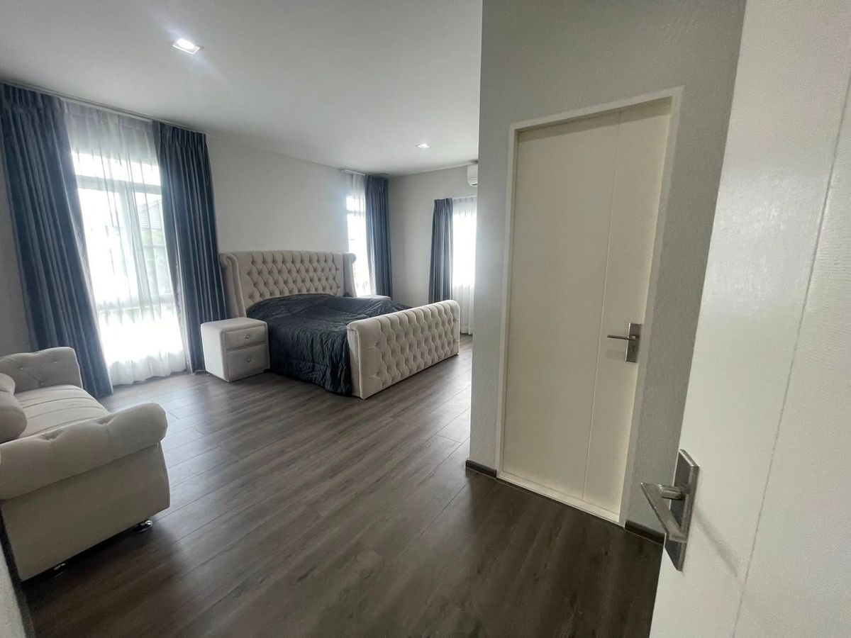 Selling/renting a 2 -story detached house with furniture Selling/renting a 2 -story detached house with furniture