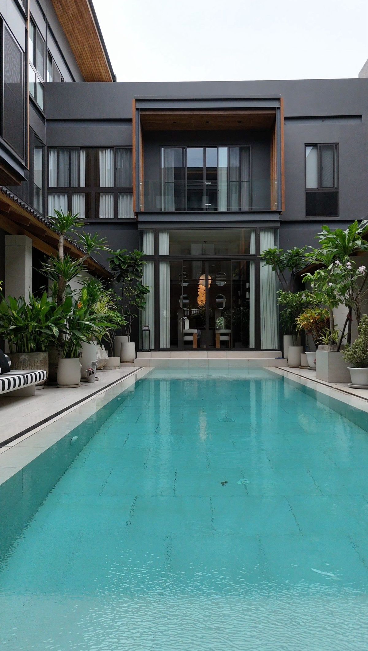 ♦ Super luxury class House With Private Pool ♦ 3 ชั้น | ขนาดที่ดิน 182.00 ตร.ว. พื้นที่ใช้สอย 1,300.00 ตร.ม. | 4 ห้องนอน 6 ห้องน้ำ 6 ที่จอดรถ | ใกล้ MRT ศูนย์วัฒนธรรมแห่งประเทศไทย