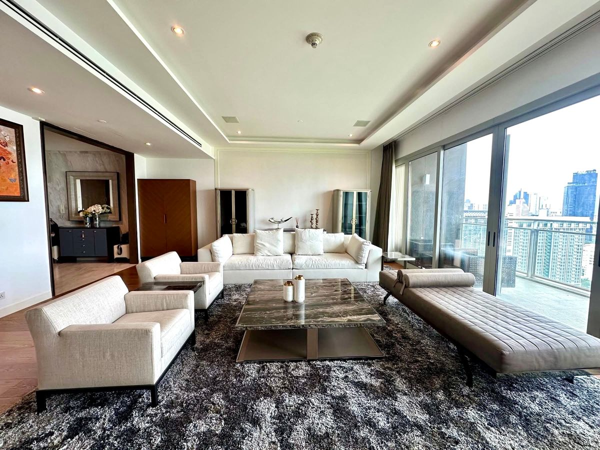 185 Rajadamri Penthouse: 3bed 4bath + maid 386.56sqm 165,000,000 Am: 0656199198 185 Rajadamri Penthouse: 3bed 4bath + maid 386.56sqm 165,000,000 Am: 0656199198