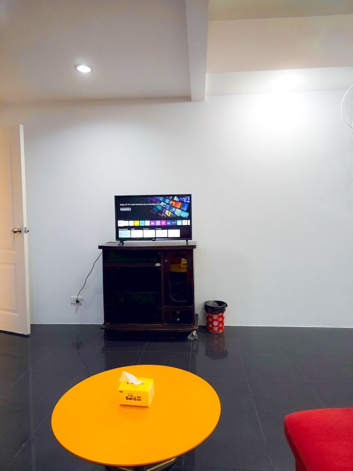 🔥 หิ้วกระเป๋าเสื้อผ้ามาอยู่ได้เลย! 🏡 Studio 40 ตร.ม. เตียง 6 ฟุต + Smart TV + ของใช้ครบ | บางรัก | 10,000 บาท – รูปที่ 4