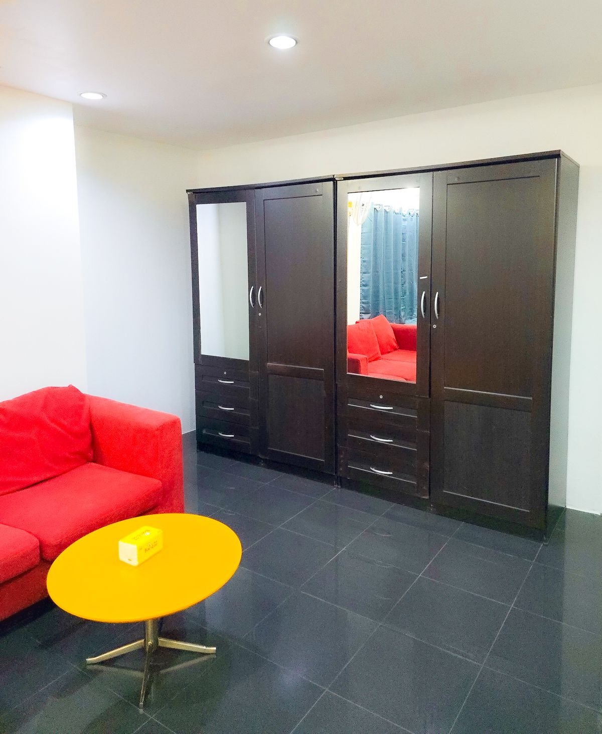 🔥 หิ้วกระเป๋าเสื้อผ้ามาอยู่ได้เลย! 🏡 Studio 40 ตร.ม. เตียง 6 ฟุต + Smart TV + ของใช้ครบ | บางรัก | 10,000 บาท – รูปที่ 2