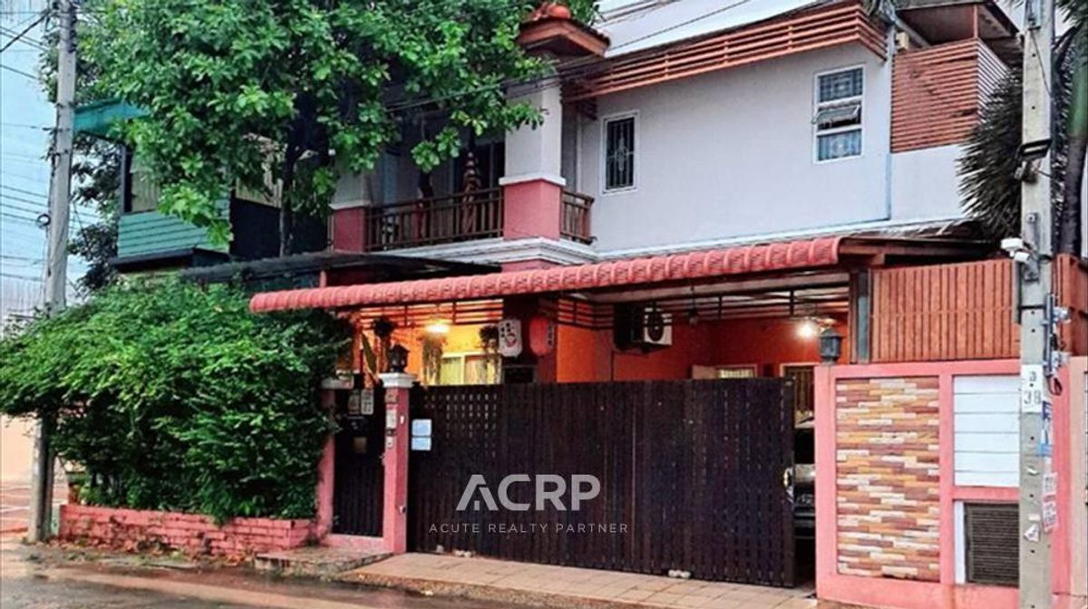  3-Storey Corner House for Sale – Jittranapa Village, Phutthamonthon Sai 3 Soi 28 Spacious corner unit with wide road access – ideal for family living or home office