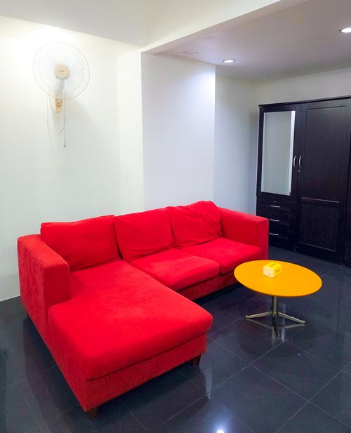 🔥 หิ้วกระเป๋าเสื้อผ้ามาอยู่ได้เลย! 🏡 Studio 40 ตร.ม. เตียง 6 ฟุต + Smart TV + ของใช้ครบ | บางรัก | 10,000 บาท
