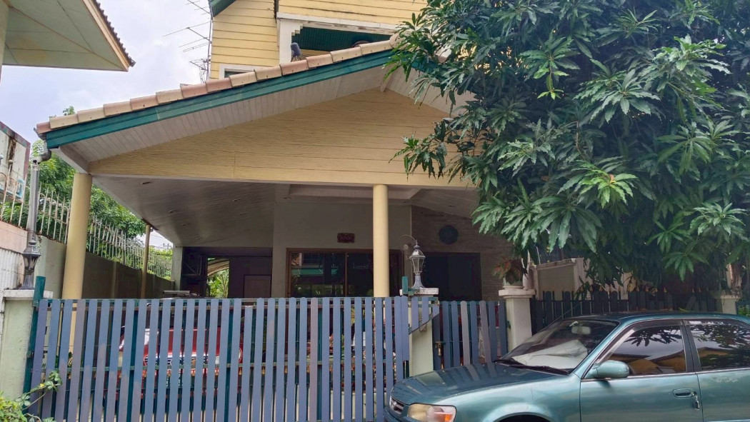Corner townhome for sale, 36.5 sq. wah, Makmai Village, Watcharaphon Road, opposite Wongsakorn Market Corner townhome for sale, 36.5 sq. wah, Makmai Village, Watcharaphon Road, opposite Wongsakorn Market