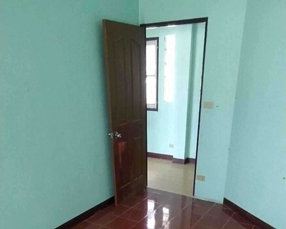 ขายด่วน! อพาร์ตเมนต์ 2 ชั้น ซอยบ้านกระแซง 10 ถ.วัดเสด็จ-ศูนย์ศิลปาชีพบางไทร ต.บ้านกระแชง อ.เมืองปทุมธานี จ.ปทุมธานี (โปรโมชั่นราคาถูก! ลดพิเศษเหลือ 3,570,000  บาท) – รูปที่ 4