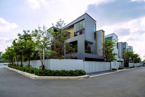 Luxury 3-Storey Corner Detached House with Private Lift at Vive Krungthep Kreetha Near Wellington College
