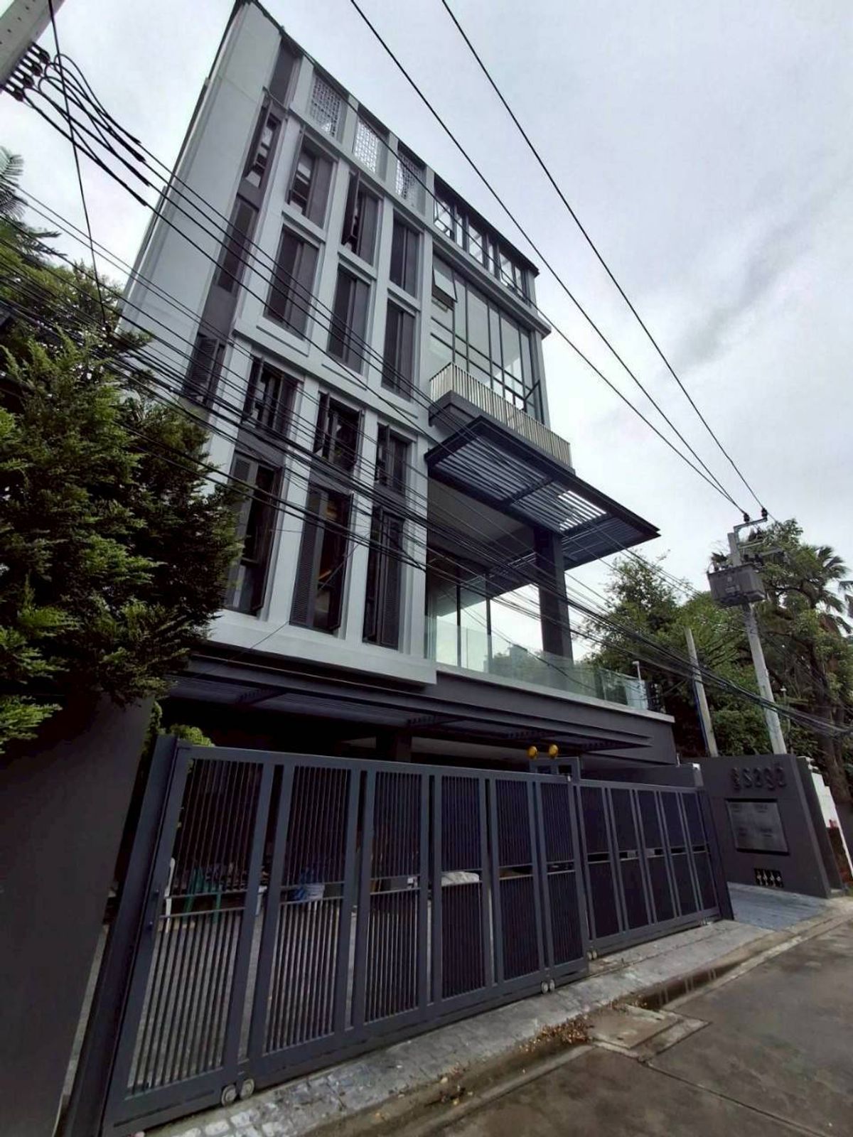  ♦ Rare Unit Townhome ♦ 4 ชั้น | ขนาดที่ดิน 26.81 ตร.ว. พื้นที่ใช้สอย 407.00 ตร.ม. | 3 ห้องนอน 4 ห้องน้ำ 3 ที่จอดรถ | ใกล้ ทองหล่อ- เอกมัย Lifestyle, J Avenue ทองหล่อ