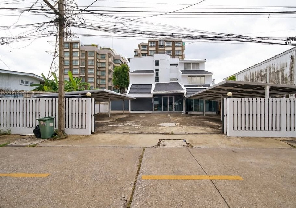 For Rent ให้เช่า อาคารสำนักงาน 3 ชั้น / ทำเล ลาดพร้าว / ซอยลาดพร้าว 8 / พื้นที่ดิน 184 ตารางวา / พื้นที่ใช้สอยกว่า 500 ตารางเมตร / อาคารมีแอร์ / ตกแต่งเป็น Office / จอดรถมากกว่า 10 คัน / เหมาะหลากหลายธุรกิจ จดบริษัทได้ For Rent ให้เช่า อาคารสำนักงาน 3 ชั้น / ทำเล ลาดพร้าว / ซอยลาดพร้าว 8 / พื้นที่ดิน 184 ตารางวา / พื้นที่ใช้สอยกว่า 500 ตารางเมตร / อาคารมีแอร์ / ตกแต่งเป็น Office / จอดรถมากกว่า 10 คัน / เหมาะหลากหลายธุรกิจ จดบริษัทได้