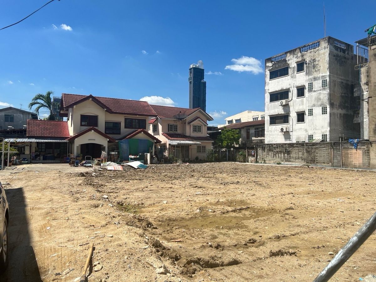📢Beautiful square-shaped land plot in the heart of the city, easily accessible from multiple routes, located near Terminal 21 Rama 3. 📢Beautiful square-shaped land plot in the heart of the city, easily accessible from multiple routes, located near Terminal 21 Rama 3.