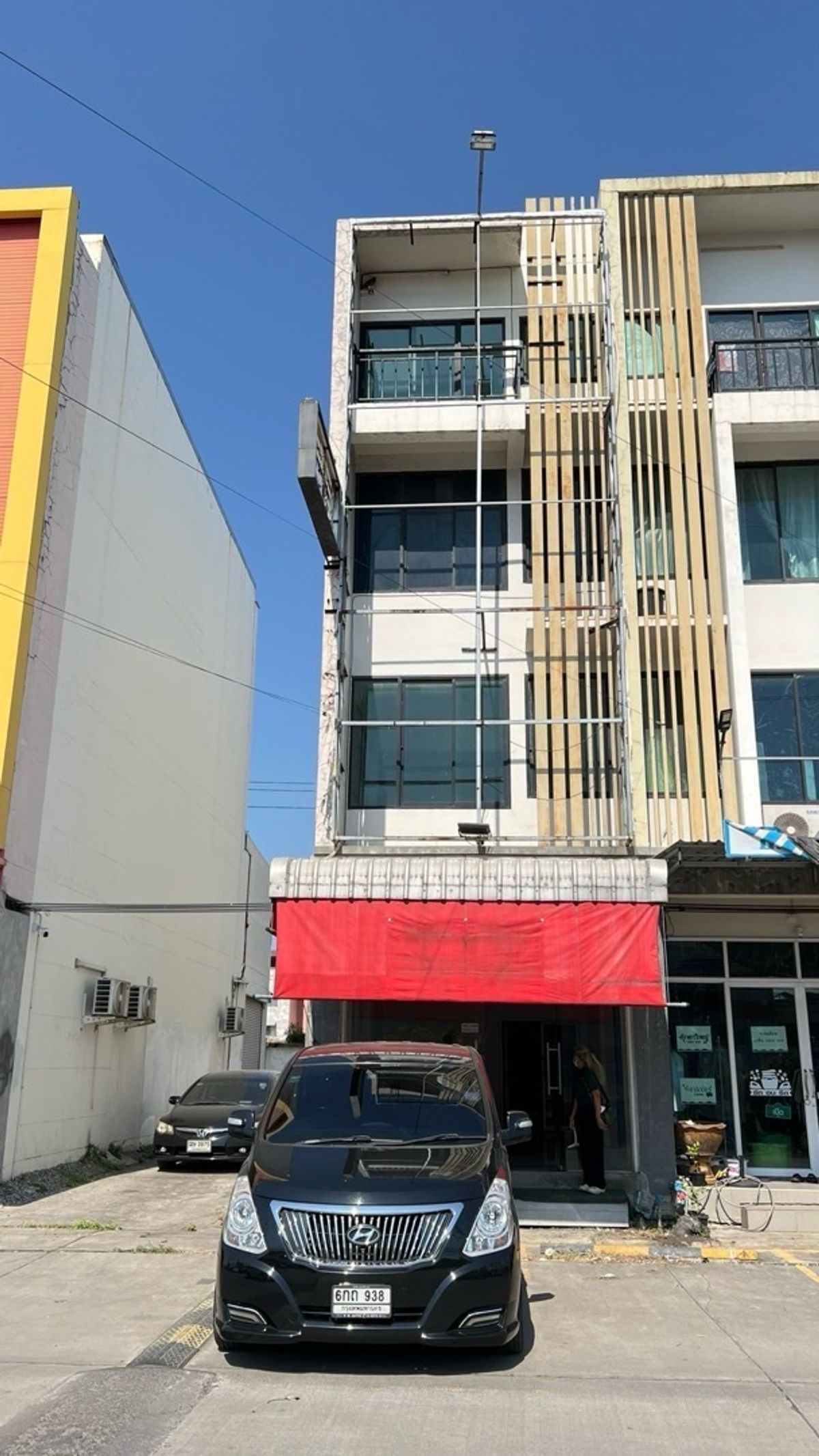 The FIFTH Avenue Project Lat Krabang has 4 floors. Interested in Line @900cqqhk Tel 0859114585 ❤️ 4 -story building in every floor of the room with light walls on all floors. 1 bathroom per floor, only 21,000 baht. -The front is the entrance to Lat Kraban The FIFTH Avenue Project Lat Krabang has 4 floors. Interested in Line @900cqqhk Tel 0859114585 ❤️ 4 -story building in every floor of the room with light walls on all floors. 1 bathroom per floor, only 21,000 baht. -The front is the entrance to Lat Kraban