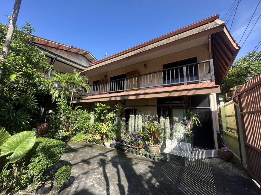 Land for sale with houses and garages, Soi Ram Inthra 23, Intersection 18, 3 ngan 98 Sq. Near MRT Lat Pla Khao Land for sale with houses and garages, Soi Ram Inthra 23, Intersection 18, 3 ngan 98 Sq. Near MRT Lat Pla Khao